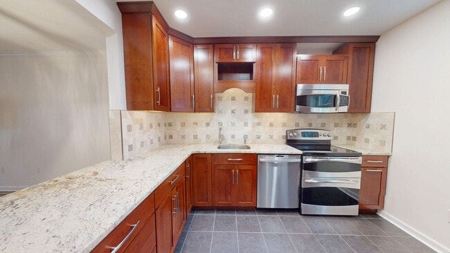 Building Photo - Rare Secluded Two Bedroom Arlington Townho...