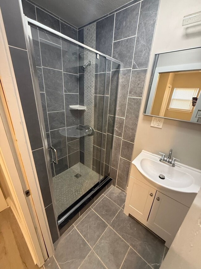 Building Photo - Beautifully Remodeled 3 Bedroom, 3 Bath Home for Rent!