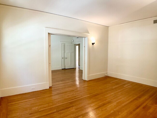 Building Photo - LARGE 3BR In Pac Heights. In-Unit Laundry!...