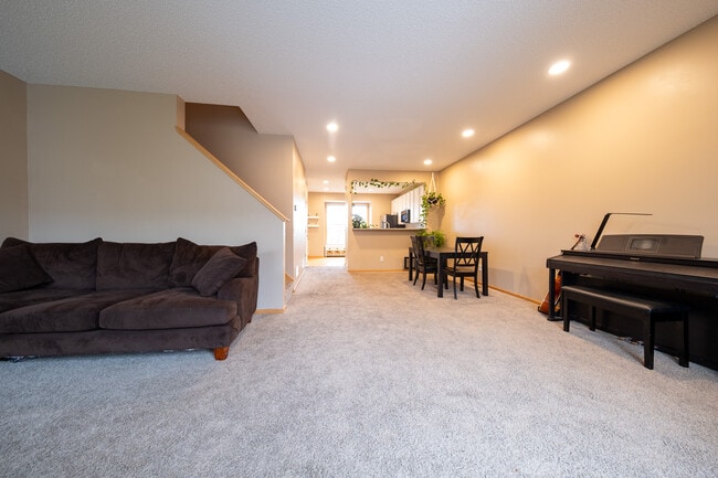 Building Photo - 706 Village Pkwy