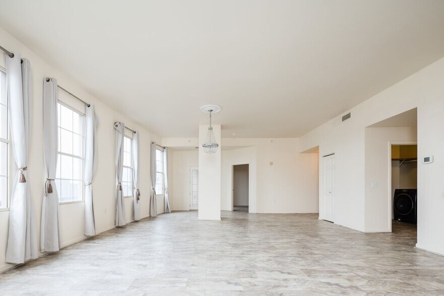 Building Photo - 475 W 12th Ave