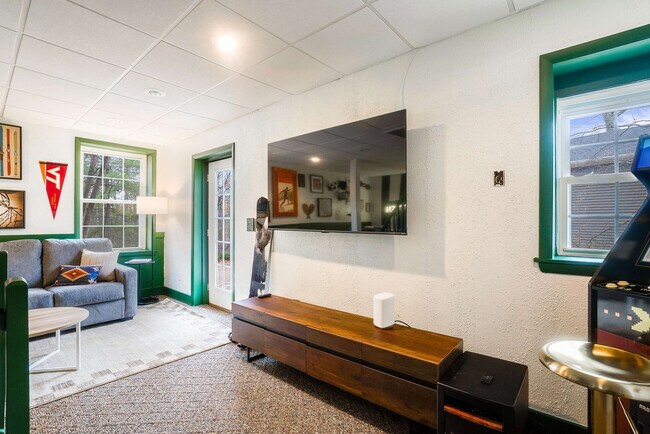 Building Photo - 2964 Hopkins Dr