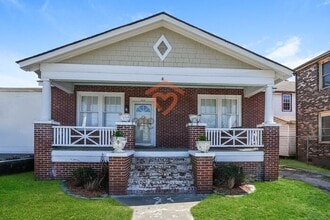 Building Photo - **Charming 1920s Single-Family Home with Private Parking in the Heart of Charleston**