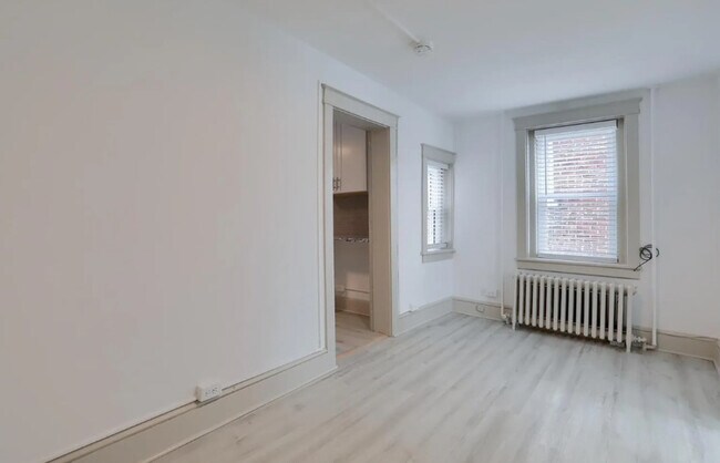 Building Photo - 40 W James St