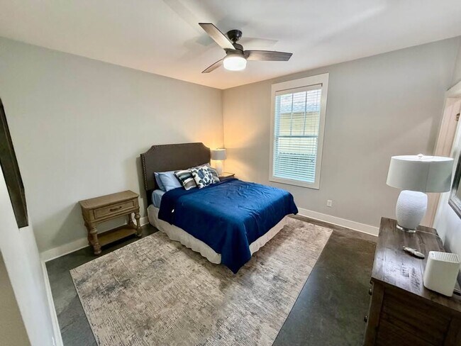 Building Photo - 306 W 6th St