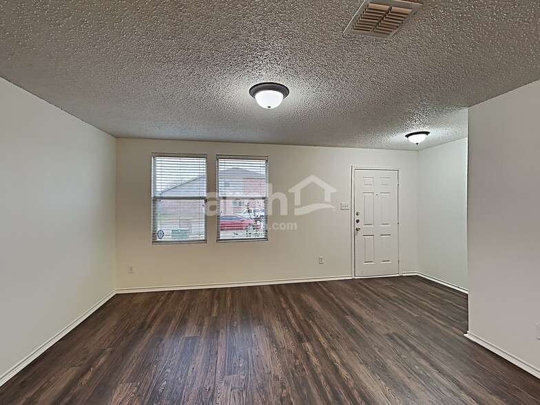 Building Photo - 16656 Jasmine Springs Dr