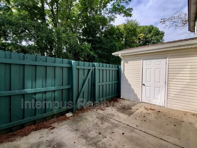 Building Photo - 325 Shoshone Pl