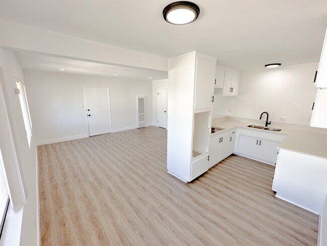 Building Photo - 5315 Lorna St N