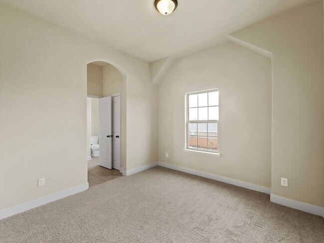 Building Photo - 5 Bedroom Single Family in Heartland
