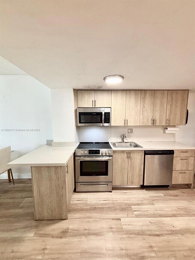 Building Photo - 801 Brickell Bay Dr