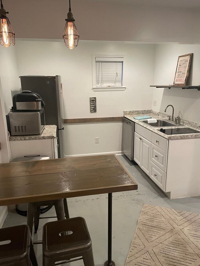 Building Photo - Furnished Studio Apartment