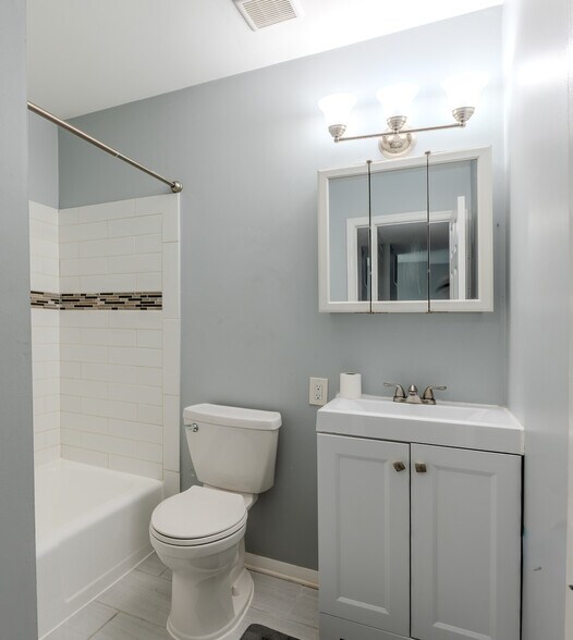2nd bathroom - 2395 Yarmouth Ct