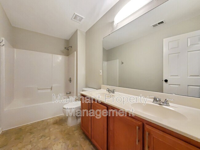 Building Photo - 15 Silverthorn Ct