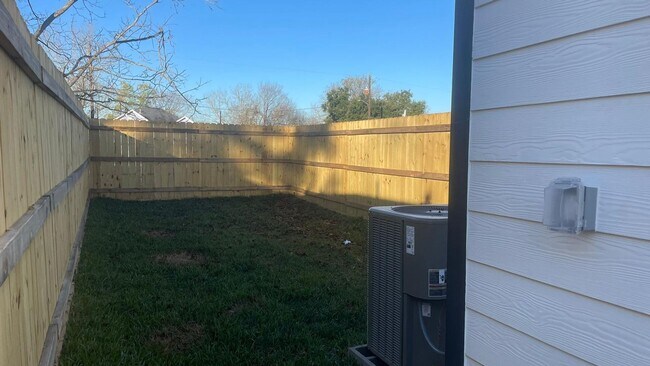 Building Photo - Beautiful house, perfect for families!!