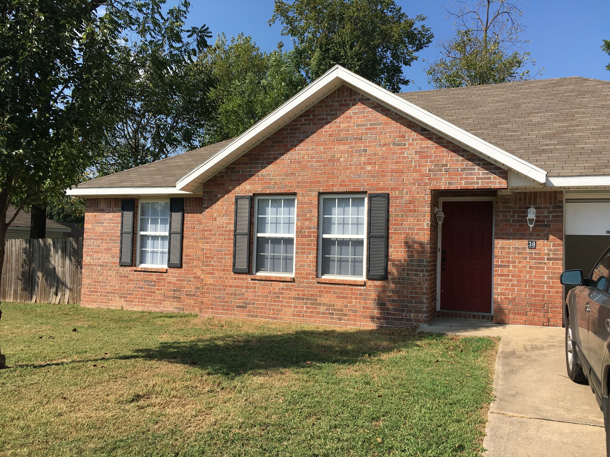 Building Photo - 38 E Saxony St