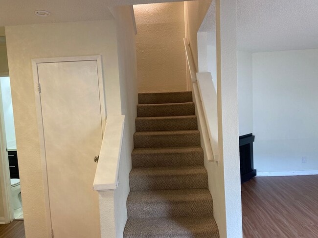 Building Photo - Townhouse Condo 2 BD / 1.5 BA