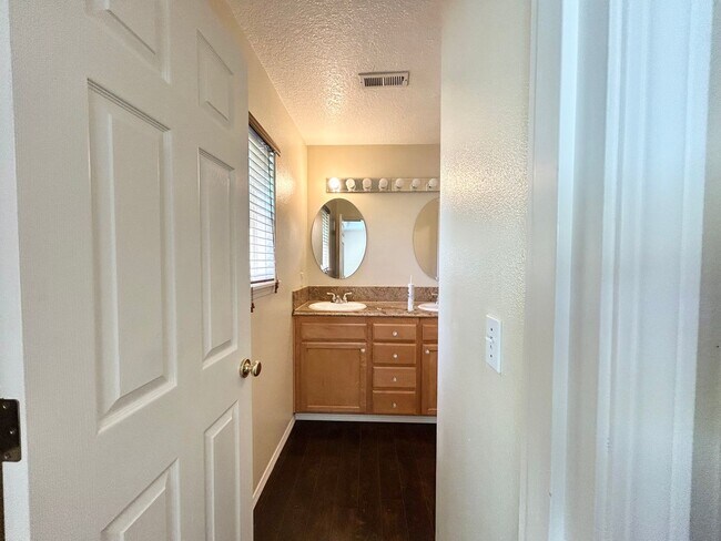 Building Photo - Spacious 4 Bed, 2.5 Bath House