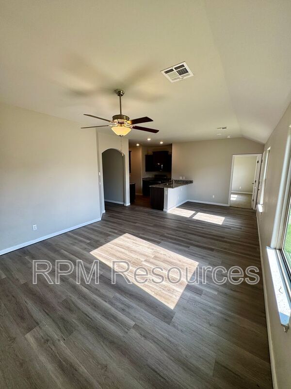 Building Photo - 1609 Burgundy Dr