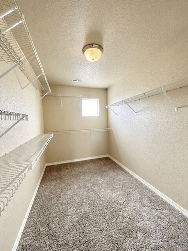 Building Photo - 2 Story Home with 3 Bed, 2.5 Bath, 2 Car G...