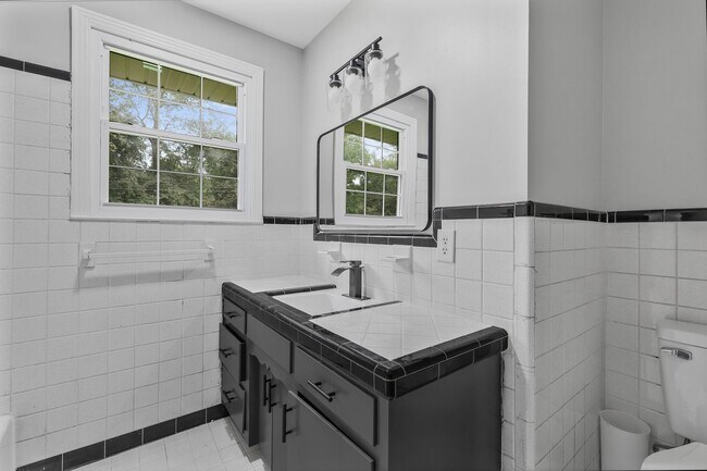 Building Photo - 3 Bedroom 2 Bath Home For Rent Near Downtown!