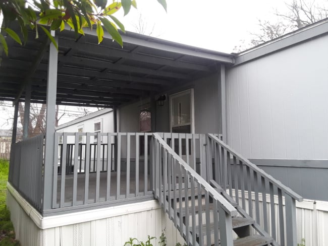 Building Photo - 503 Uhland Rd