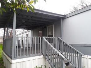 Building Photo - 503 Uhland Rd