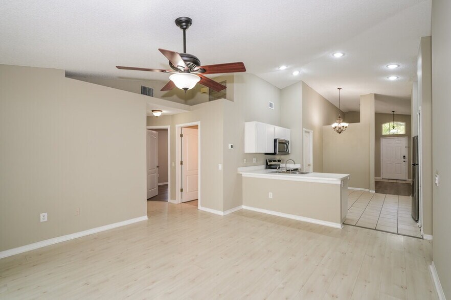 Building Photo - 402 Sonoma Dr