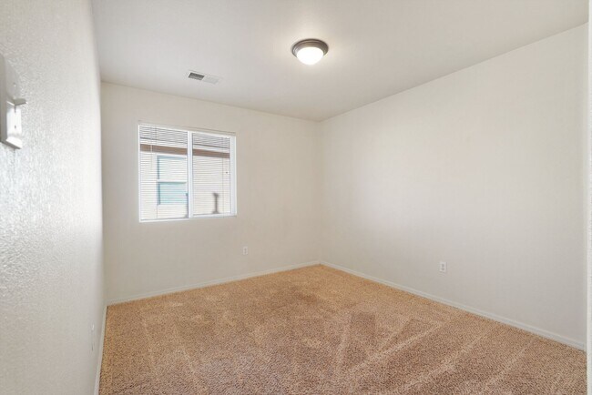 Building Photo - House For Rent | 4-Bed 2-Bath | 2-Car Garage | Rio Rancho SE | Large Backyard |