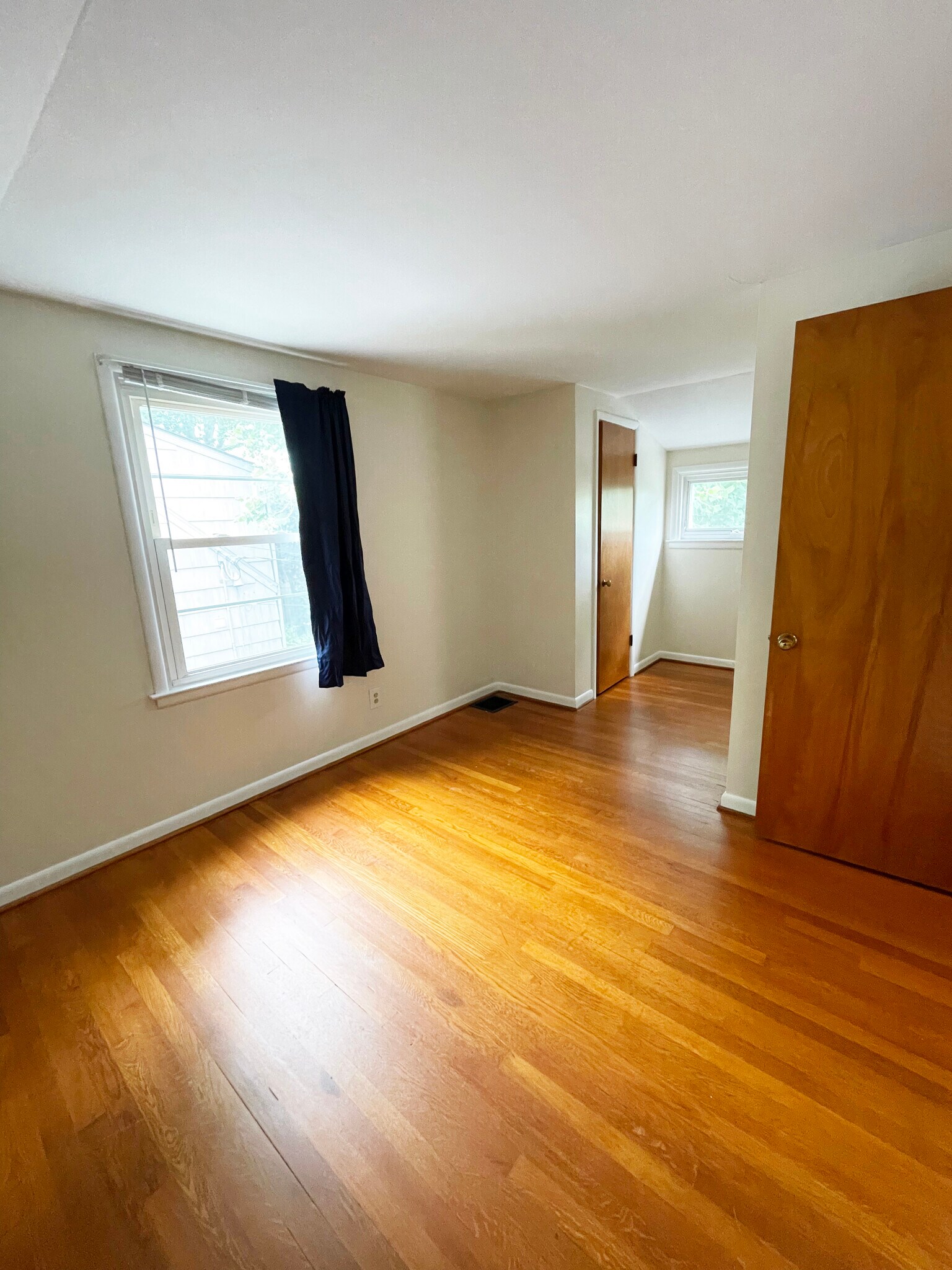 Upstairs bedroom - 279 Highfield Dr
