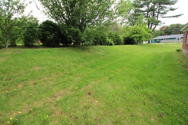 Building Photo - Large 4 bedroom, 2 bath home for rent in R...