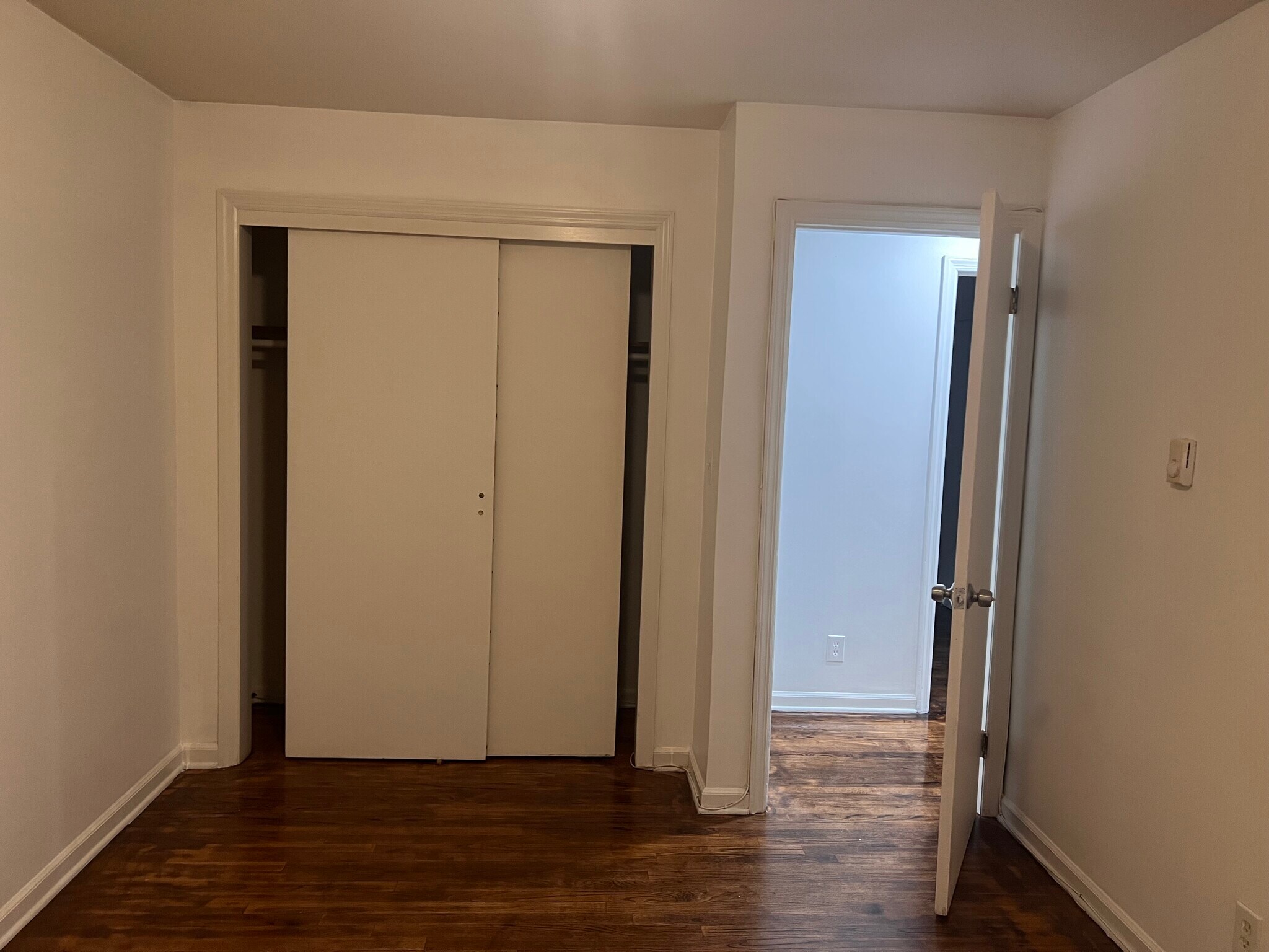 Spacious room - 21 N Spring St