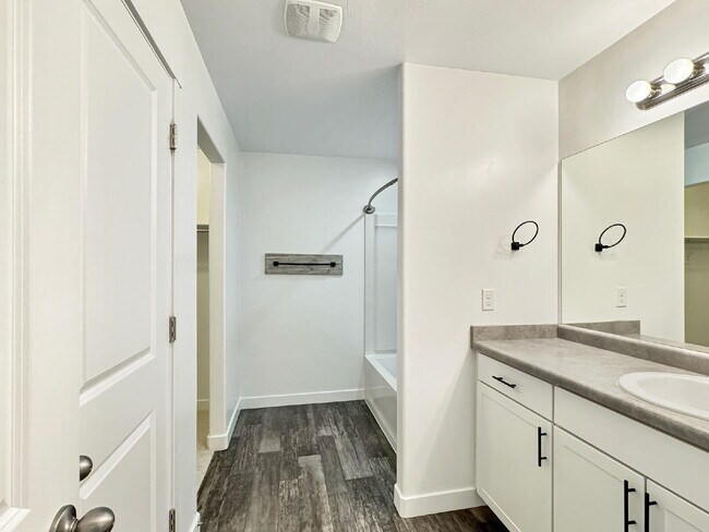 Building Photo - Beautiful Townhouse in Draper - 3 BD 2.5 BA 2 GA - 2250 Square Feet