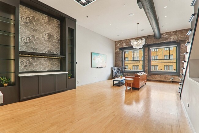 Building Photo - 107 W Main St