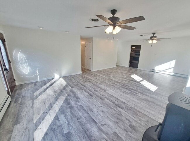 Building Photo - 3 Bed / 1-1/2 Bath Single Family Home