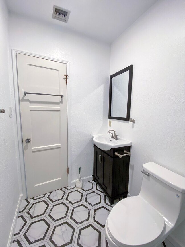 Building Photo - Spacious 3 Bed · 2 Bath Hillside Home — Mo...