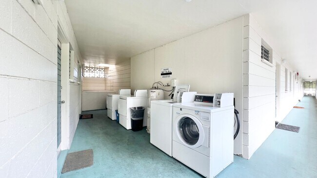 Building Photo - 2 BEDROOM UNIT WITH BALCONY AND BEAUTIFUL ...