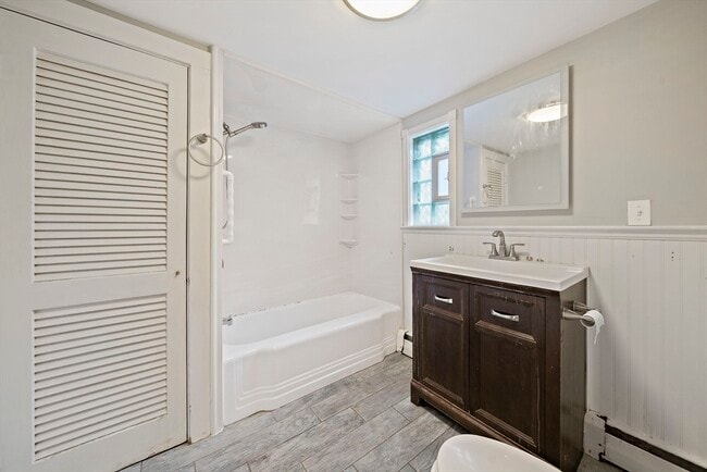 Building Photo - 334 N Main St