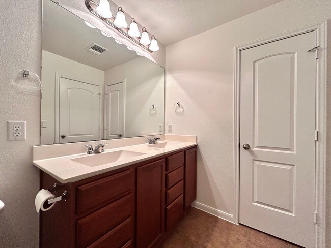 Building Photo - Stylish 2 Bedroom / 2.5 Bathroom Home – Two Levels, Move-In Ready