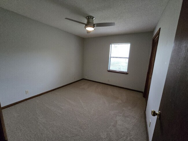 Building Photo - 425 Sunnyside Dr