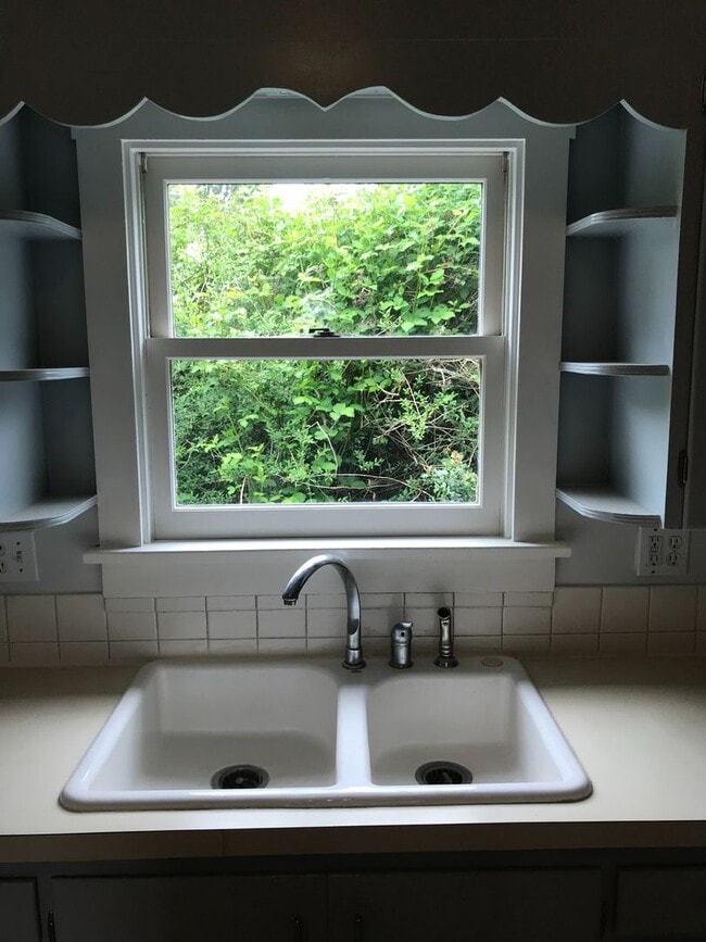 Building Photo - Available Now!! $500 off first month's rent - 2bed, 1 bath house