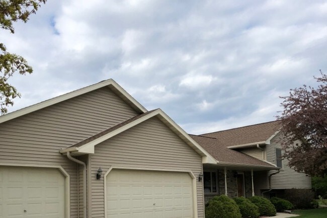 3 car garage - 2810 Windhurst Dr