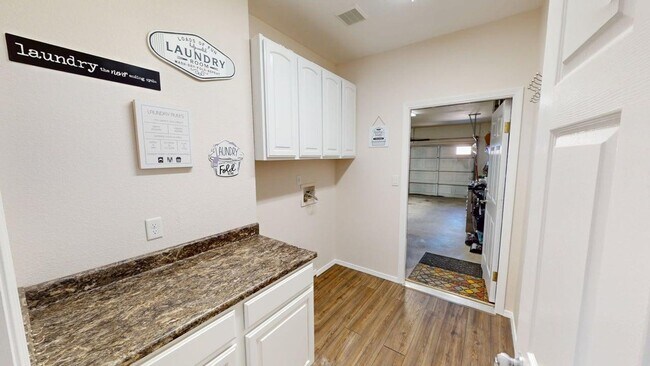 Building Photo - 3-Bedroom/2.5-Bathroom in Alamogordo, NM