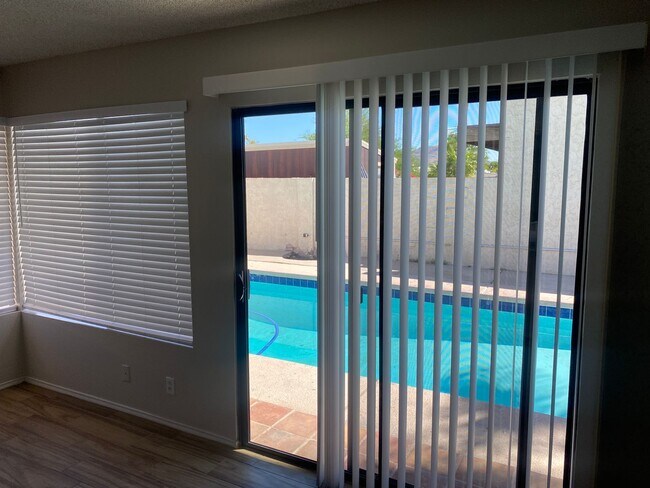 Building Photo - Charming 3 bedroom, 2 bath with Pool