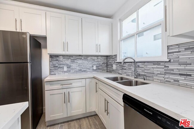 Building Photo - 5016 Clinton St