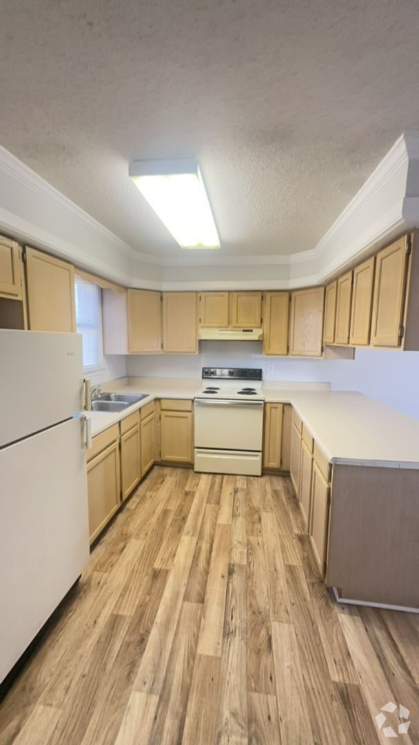 Building Photo - Recently renovated 2bedroom 1 bath townhom...