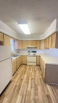 Building Photo - Recently renovated 2bedroom 1 bath townhom...