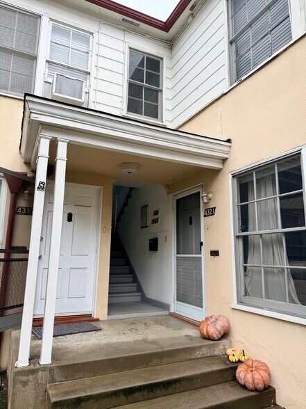 Building Photo - 4319 Cahuenga Blvd