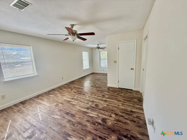 Building Photo - 103 Crestview Dr