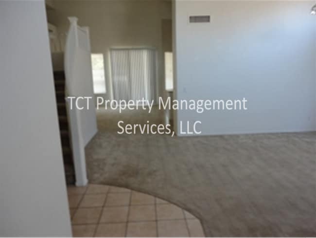 Building Photo - Large 4 Bed/2.5 Bath with 3 car garage in Glendale!