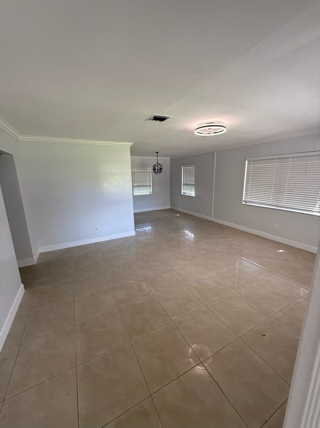 Building Photo - 2247 Taylor St